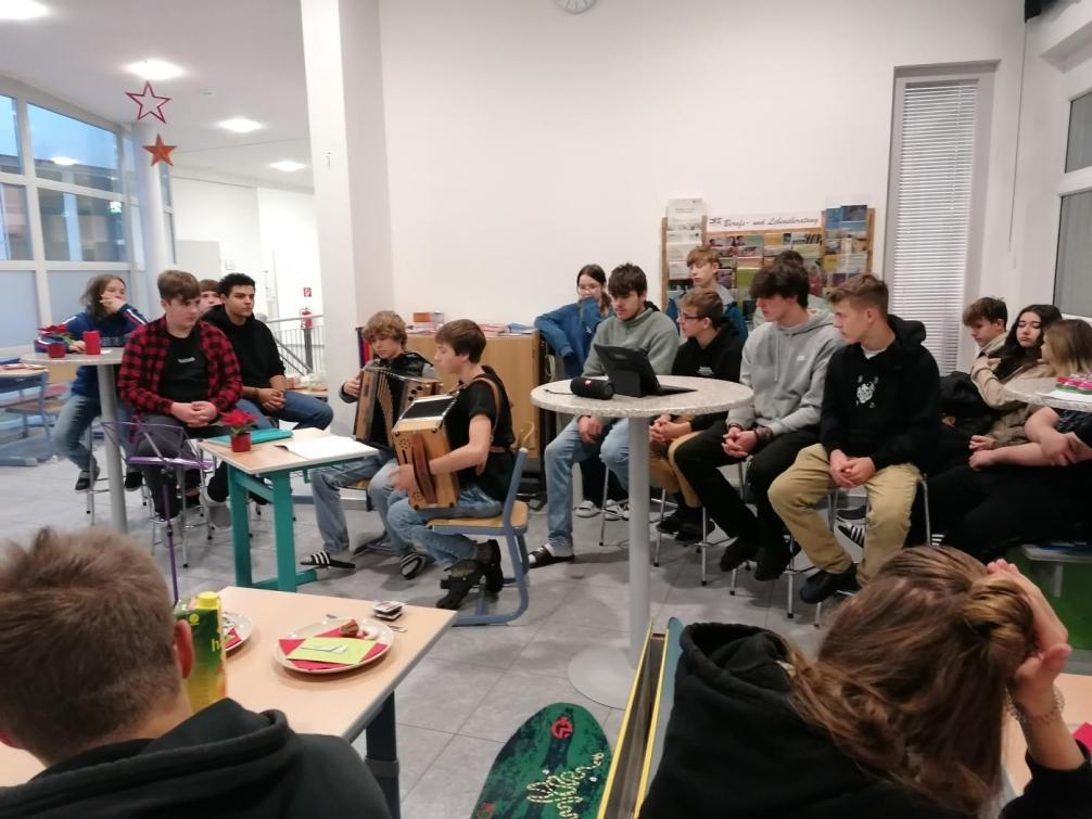 Die Schüler:innen gestalteten eine stimmungsvolle kleine Weihnachtsfeier in der Schule