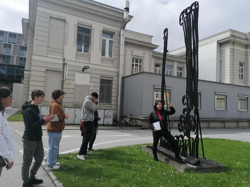 Am Klinikareal wurde das Denkmal für die Opfer der NS-Euthanasie betrachtet.