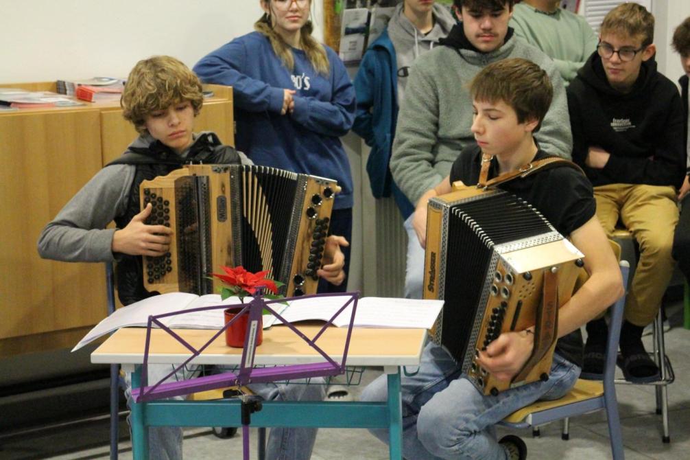 Raphael und Lucas begeisterten mit tollen Stücken auf der Ziehharmonika.